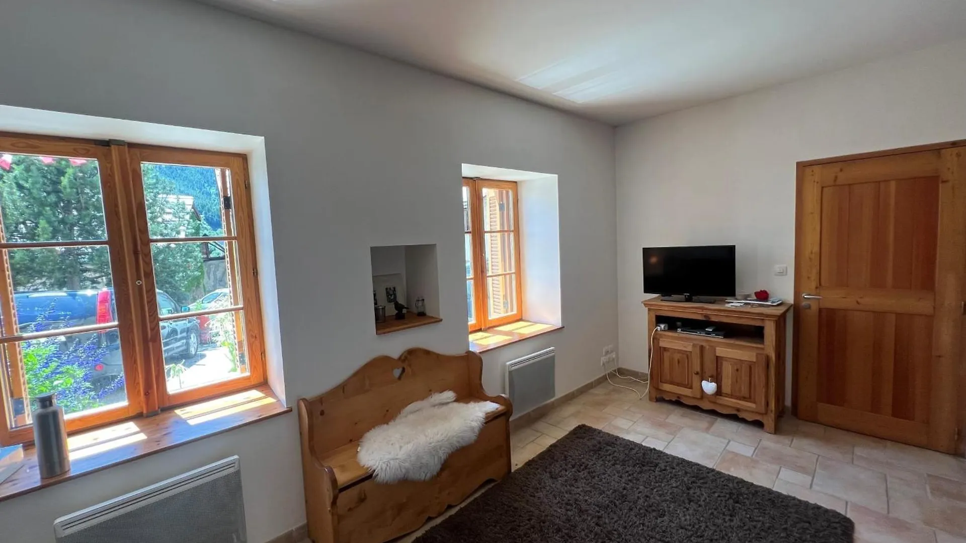 T2 Apartment With Parking 라살르레알프